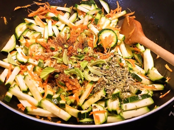 Penne zapečené so špargľou, fetou a zeleninou - obrázok 1