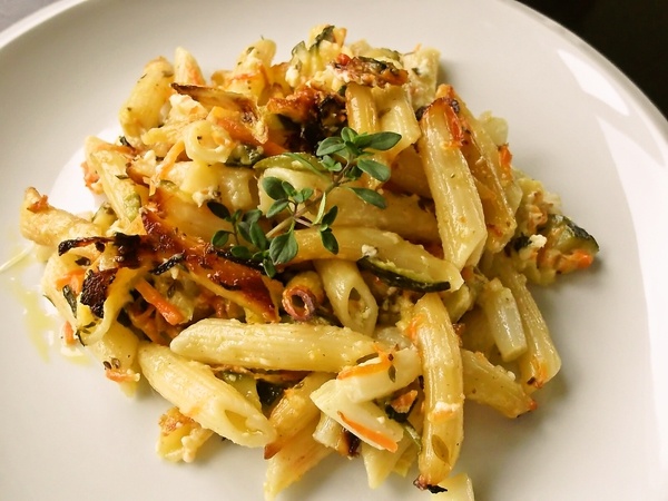 Penne zapečené so špargľou, fetou a zeleninou - obrázok 4