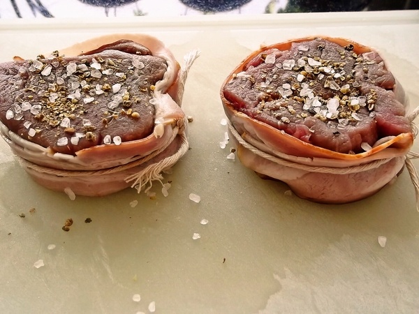 Steak v slaninovom opasku na zelenom korení (fotorecept) - obrázok 1