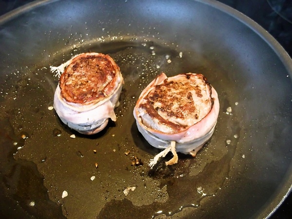 Steak v slaninovom opasku na zelenom korení (fotorecept) - obrázok 2