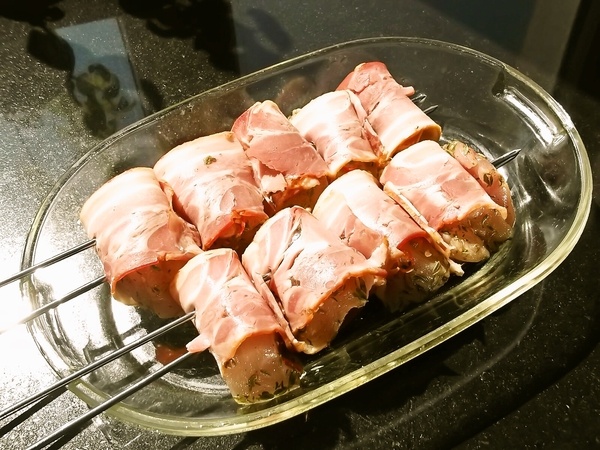 Grilované kuracie prsia v bôčikovom šate (fotorecept) - obrázok 1