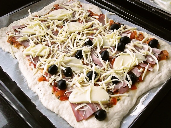 Dvaja z jedného cesta - pizza a cibuľový koláč (fotorecept) - obrázok 5