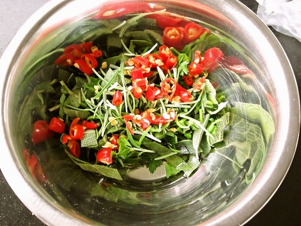 Bravčová roláda s chilli a bylinkami pečená v bránici (fotorecept) - obrázok 2