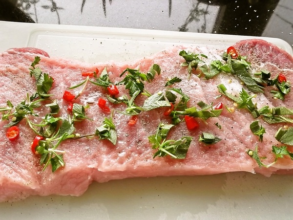 Bravčová roláda s chilli a bylinkami pečená v bránici (fotorecept) - obrázok 3