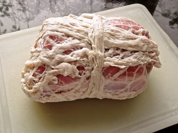 Bravčová roláda s chilli a bylinkami pečená v bránici (fotorecept) - obrázok 4