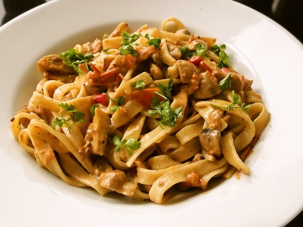 Tagliatelle s pečiarkami, paradajkami a smotanou (fotorecept) - obrázok 4