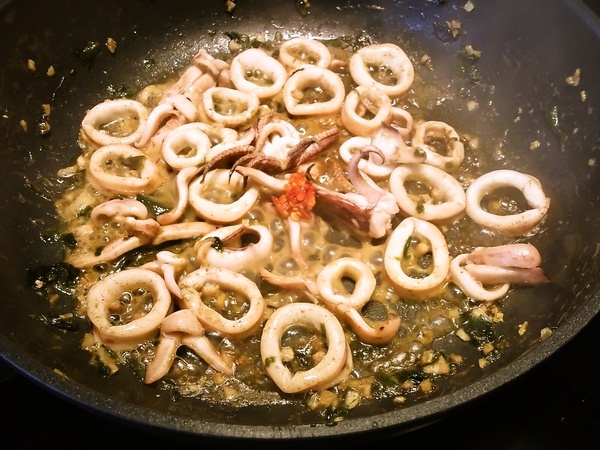Taglioliny al nero di seppia s kalmárom (fotorecept) - obrázok 6