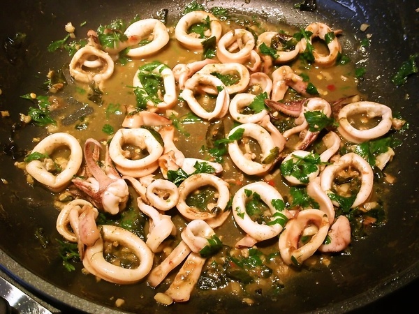 Taglioliny al nero di seppia s kalmárom (fotorecept) - obrázok 7