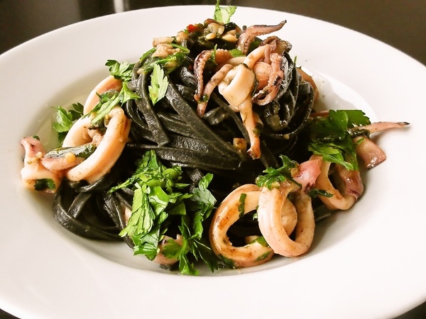 Taglioliny al nero di seppia s kalmárom (fotorecept) - obrázok 8