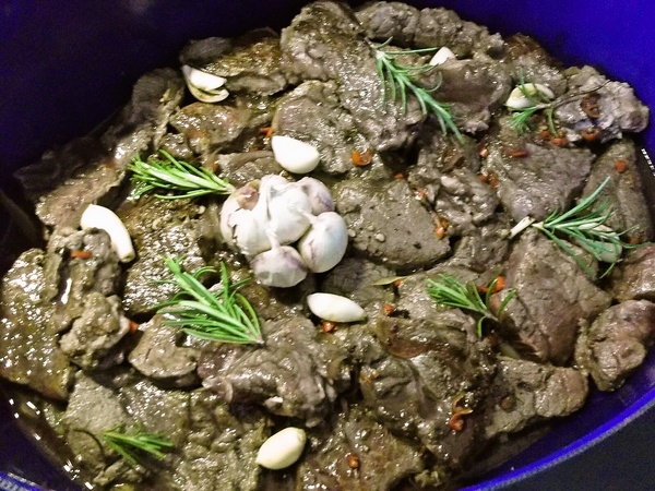 Hovädzia nožina na víne s cesnakom a rozmarínom (fotorecept) - obrázok 7