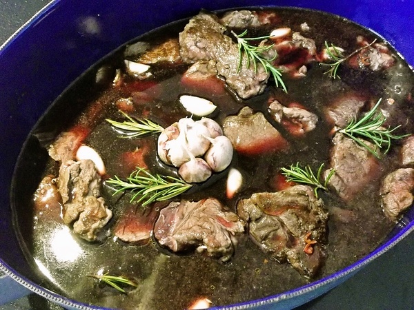 Hovädzia nožina na víne s cesnakom a rozmarínom (fotorecept) - obrázok 8