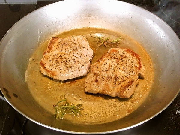 Bravčová krkovička s vínovou cibuľou (fotorecept) - obrázok 1