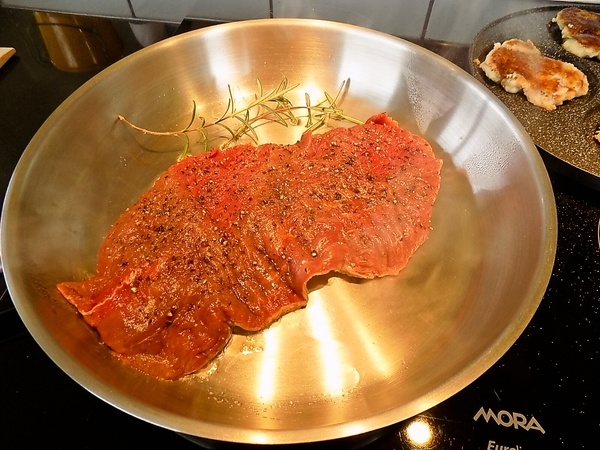 Flank steak na rozmaríne s chilli a omáčkou (fotorecept) - obrázok 4