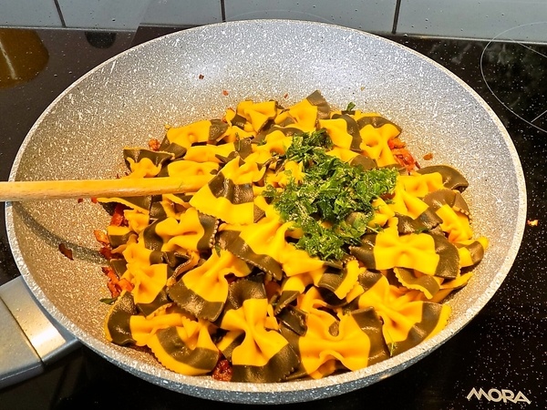Farfalle so slaninou a sušenými paradajkami (fotorecept) - obrázok 4