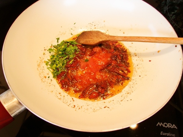 Čierne špagety so sardelami a sušenými paradajkami (fotorecept) - obrázok 3