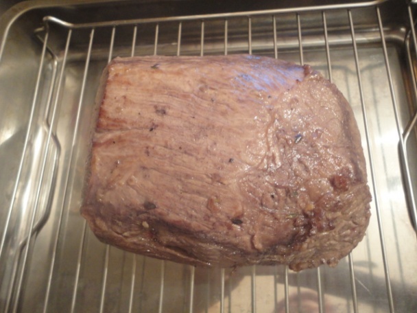 Superľahký roastbeef s višňovou omáčkou a zemiakovo-dubákovou štrúdlou (fotorecept) - obrázok 4