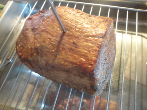 Superľahký roastbeef s višňovou omáčkou a zemiakovo-dubákovou štrúdlou (fotorecept) - obrázok 6