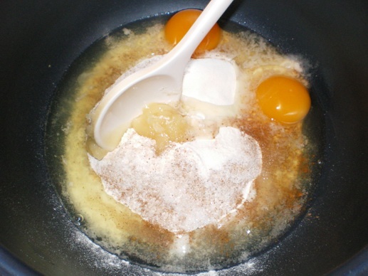 Ultraľahký jablkový koláč s rumovou omáčkou (fotorecept) - obrázok 1