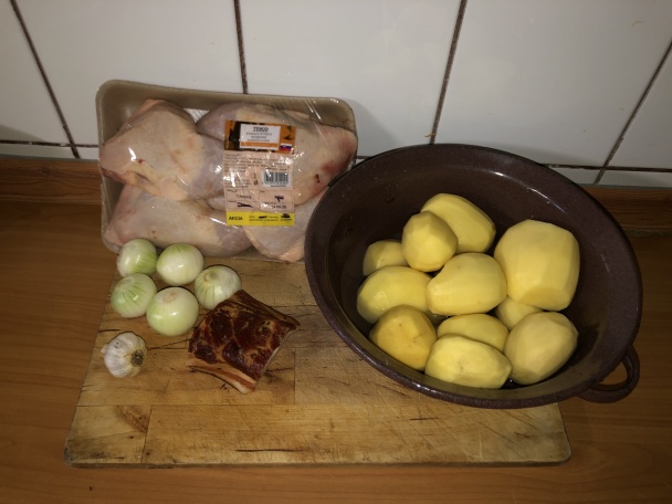 Pečené kuracie stehná so zemiakmi a slaninou (fotorecept) - obrázok 1
