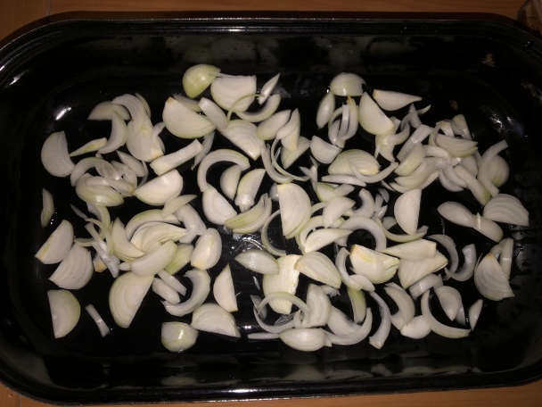 Pečené kuracie stehná so zemiakmi a slaninou (fotorecept) - obrázok 2