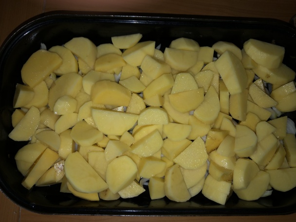 Pečené kuracie stehná so zemiakmi a slaninou (fotorecept) - obrázok 3