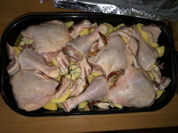 Pečené kuracie stehná so zemiakmi a slaninou (fotorecept) - obrázok 5