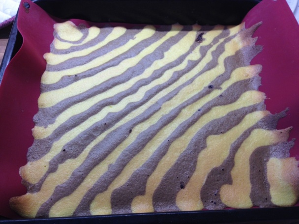 Pásikavá roláda s fekete džemom (fotorecept) - obrázok 4