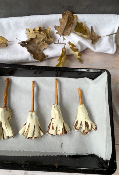 Halloweenske metly z lístkového cesta (fotorecept) - obrázok 5
