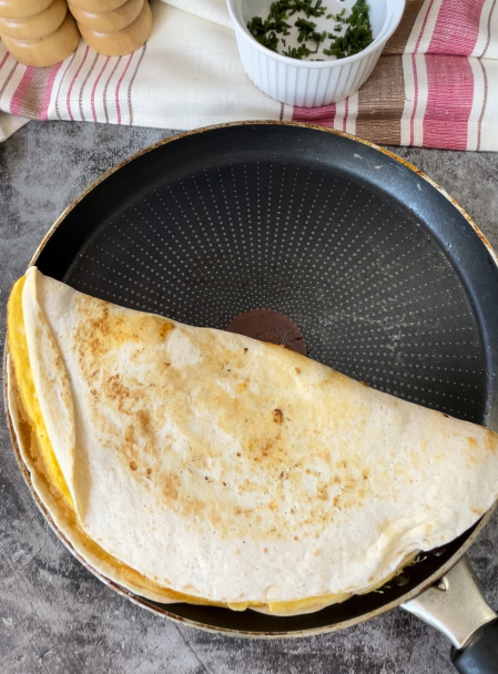 Omeleta s tortillou a plesňovým syrom (fotorecept) - obrázok 4