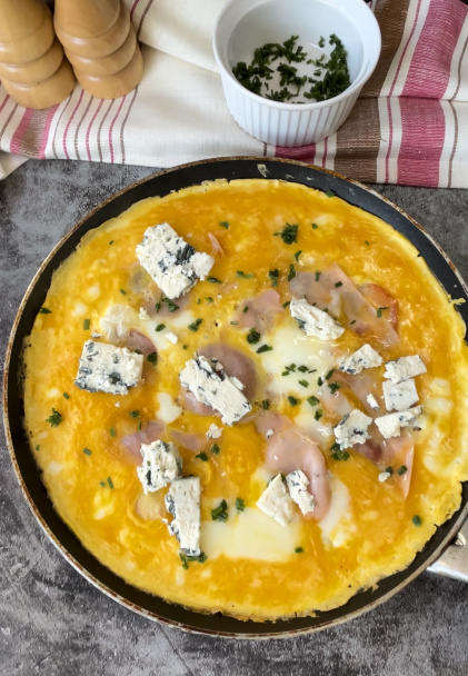 Omeleta s tortillou a plesňovým syrom (fotorecept) - obrázok 3