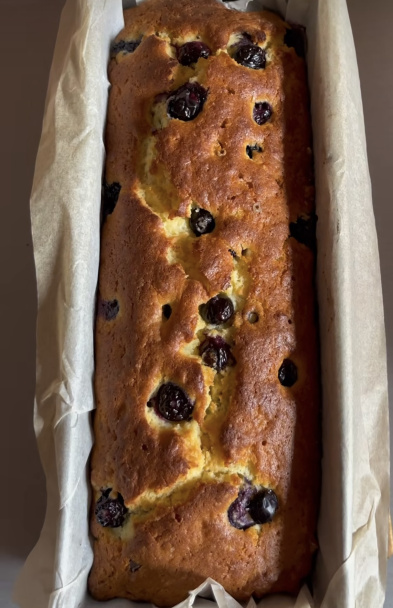 Čučoriedkový koláč v chlebíkovej forme - obrázok 3