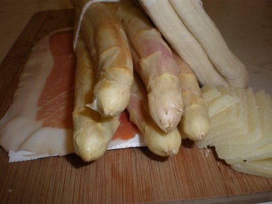 Špargľa v lístkovom ceste s prosciuttom a pecorinom - obrázok 1