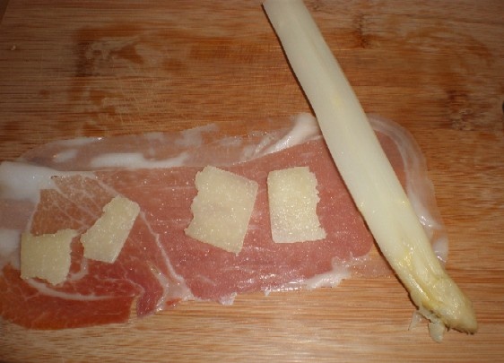 Špargľa v lístkovom ceste s prosciuttom a pecorinom - obrázok 3