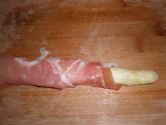 Špargľa v lístkovom ceste s prosciuttom a pecorinom - obrázok 4