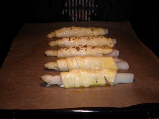 Špargľa v lístkovom ceste s prosciuttom a pecorinom - obrázok 8