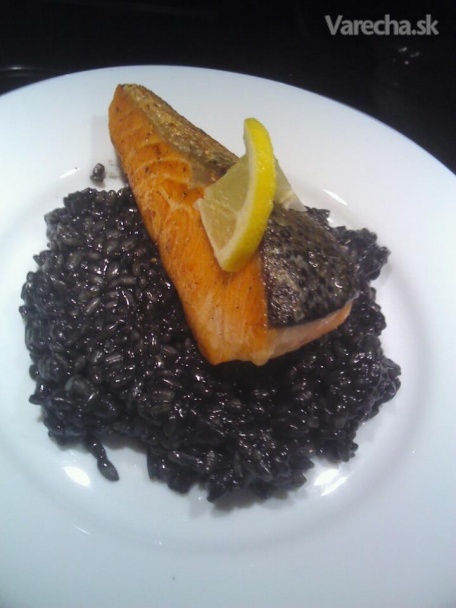 Čierne rizoto s grilovaným lososom