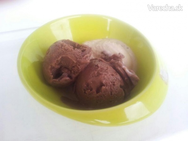 Vegánska čokoládová a banánová zmrzlina