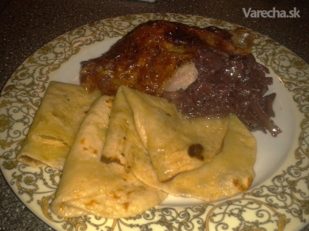 Pomaly pečená kačka s kapustou na červenom víne a karamele so zemiakovými lokšami (fotorecept)