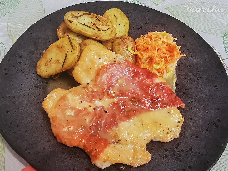 Kuracia saltimbocca s opekanými zemiakmi a mrkvovým šalátom (videorecept)