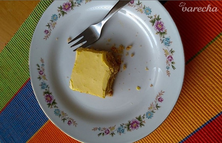 Orechový koláč so žĺtkovou glazúrou