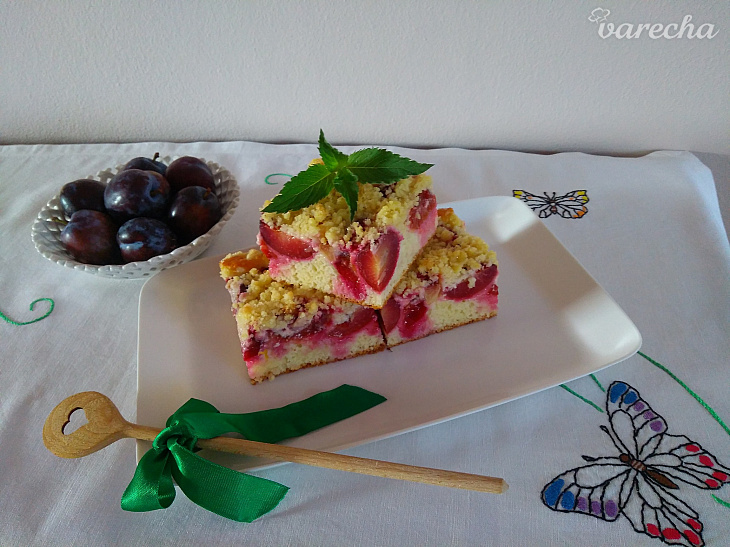 Hrnčekový slivkový jogurtový koláč s mrveničkou (fotorecept)