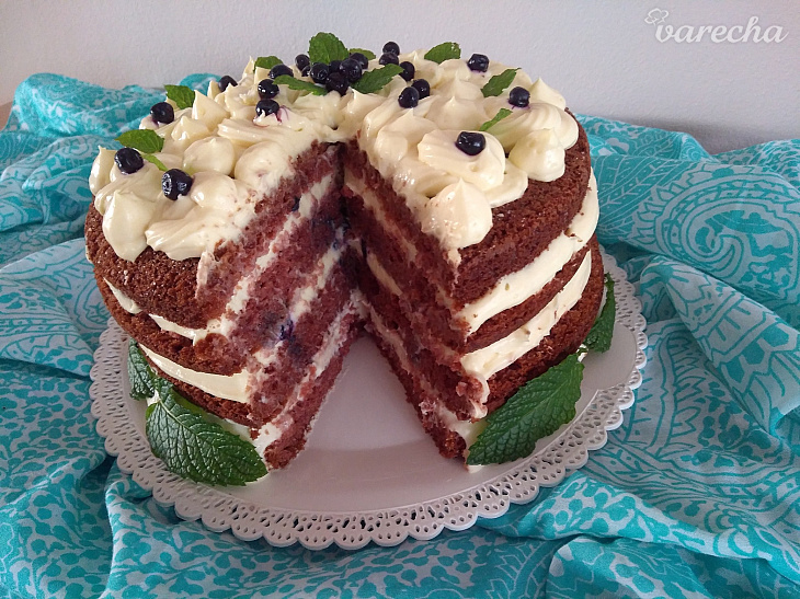 Hnedá zamatová torta s lesnými čučoriedkami (fotorecept)