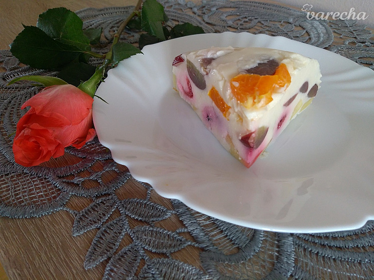 Ľahký nepečený ovocno-jogurtový želé koláč 