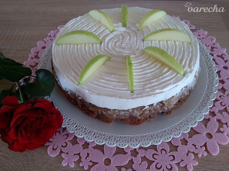 Jablková torta bez múky s krémom z mascarpone a kyslej smotany 