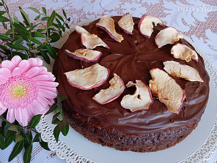 Vláčna jablková torta s čoko-jogurtovou polevou 