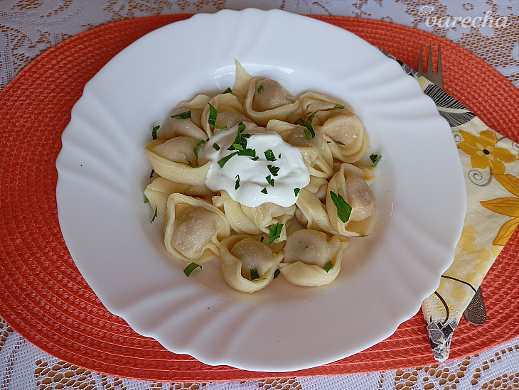 Tortellini s maslom, kyslou smotanou a bylinkami 