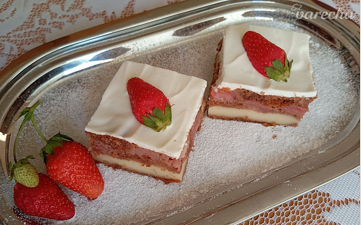 Jahodové pudingové kocky s polevou z kyslej smotany (fotorecept)