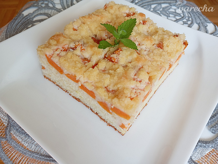 Cuketový koláč s marhuľami a mrveničkou