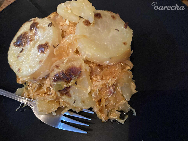 Zapekané zemiaky s kyslou kapustou a so slaninkou (fotorecept)