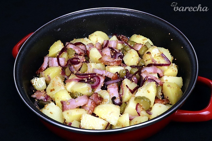 Teplý zemiakový šalát so slaninou